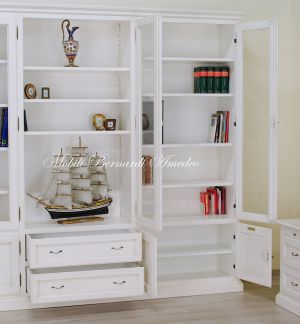 Libreria stile classico costruita artigianalmente in legno massello con ante e cassetti finitura colore bianco anticato